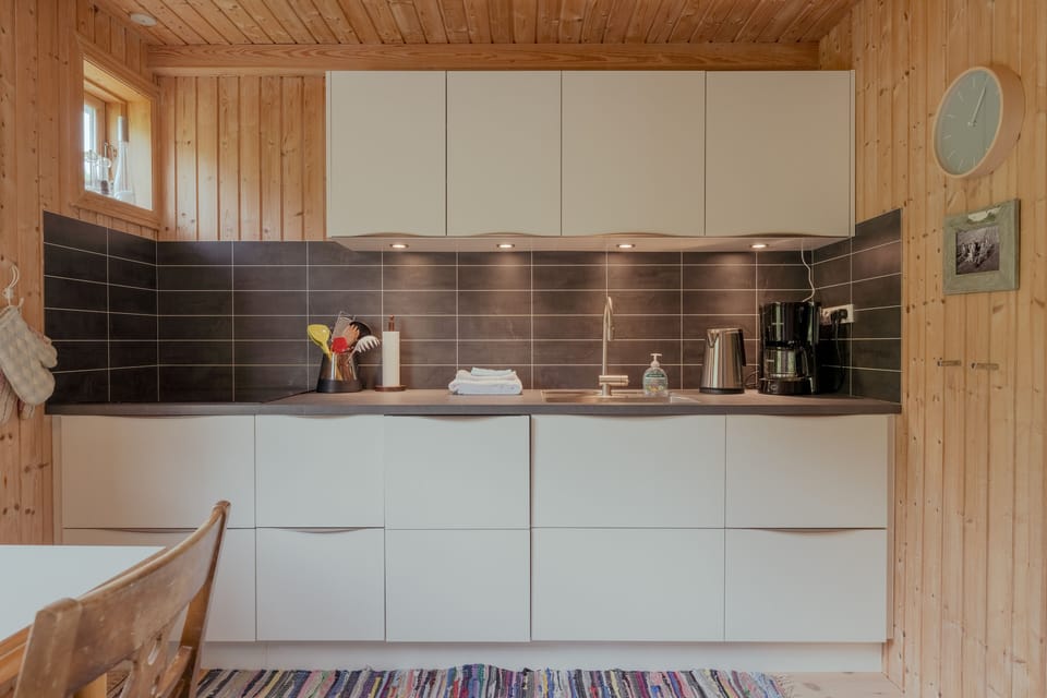 House | Private kitchen | Coffee/tea maker, full-size fridge, microwave, oven