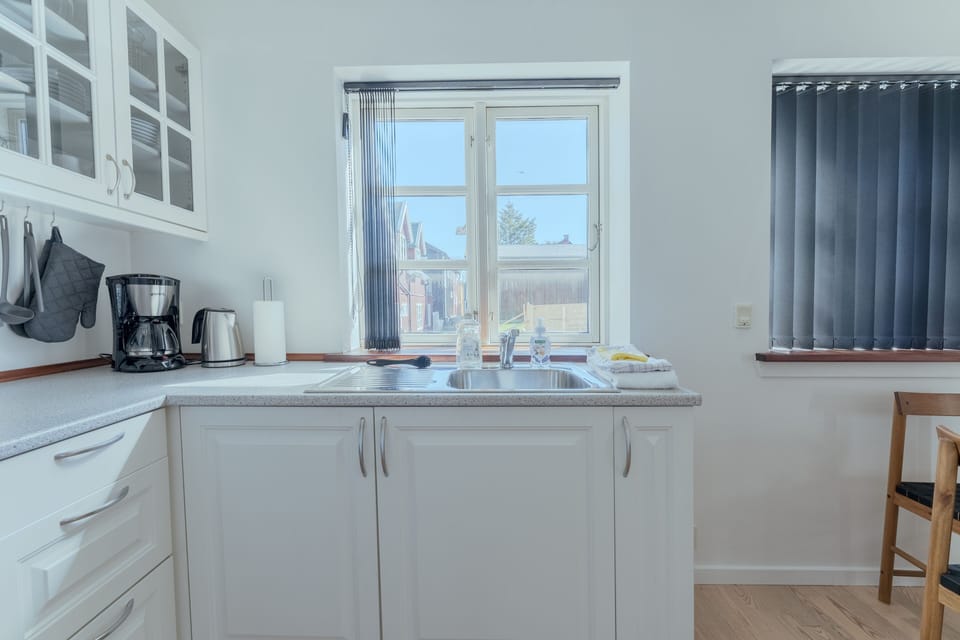 Apartment | Private kitchen | Coffee/tea maker, full-size fridge, microwave, oven