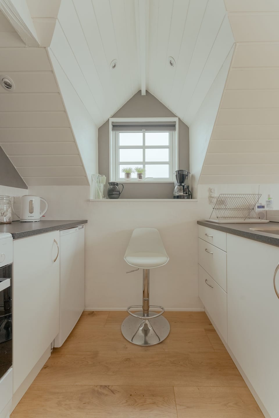 Room | Private kitchen | Coffee/tea maker, full-size fridge, oven, stovetop