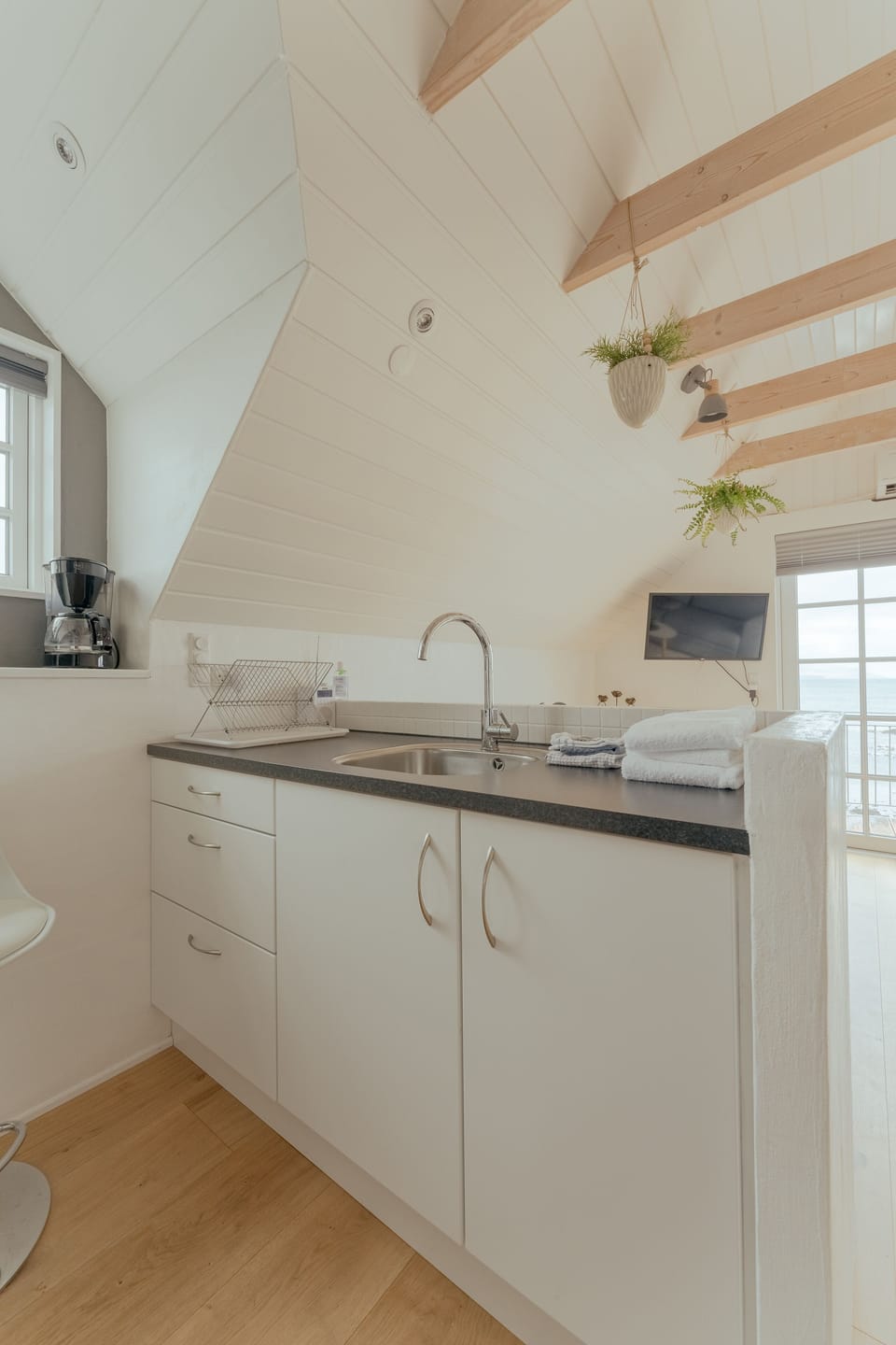 Room | Private kitchen | Coffee/tea maker, full-size fridge, oven, stovetop