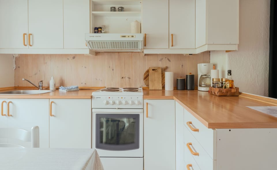 Traditional House, 2 Bedrooms | Private kitchen | Full-size fridge, stovetop, electric kettle, toaster
