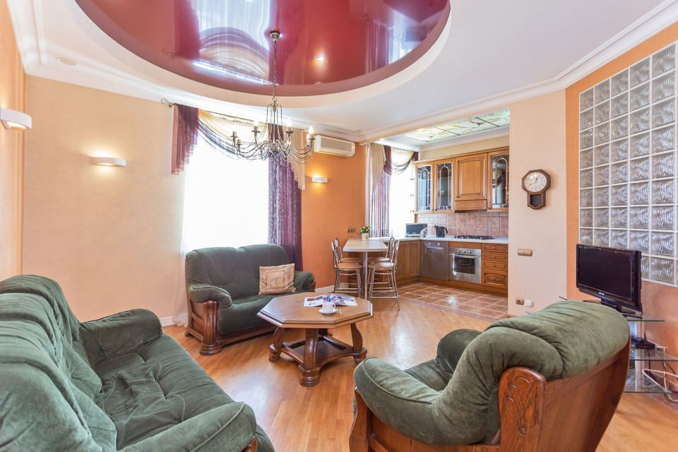 Classic Apartment | Desk, iron/ironing board, WiFi (free)