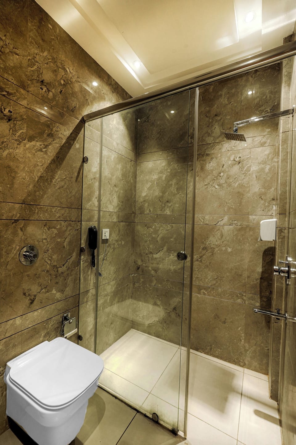 Premium Triple Room | Bathroom shower