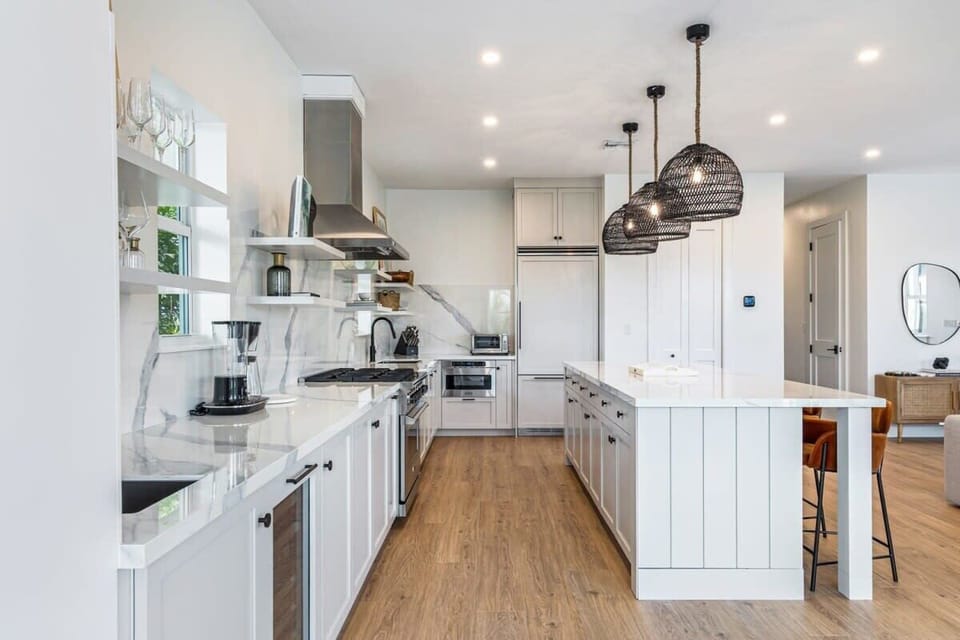 Stainless steel appliances & modern finishes