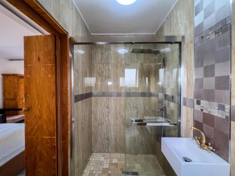 Standard Suite | Bathroom | Shower, rainfall showerhead, free toiletries, towels