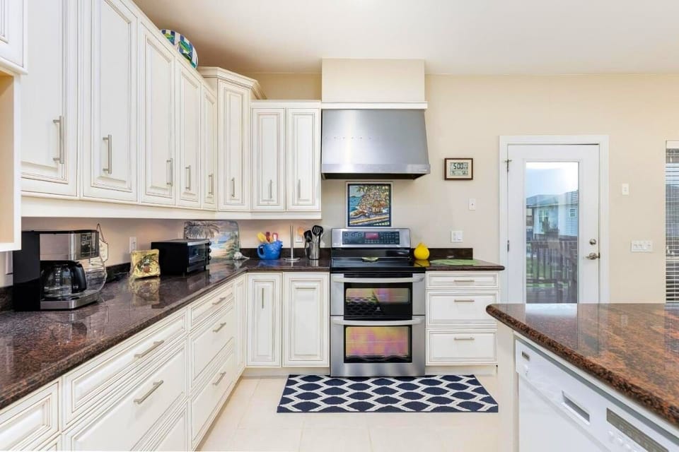 House, 3 Bedrooms | Private kitchen | Fridge, oven, coffee/tea maker, toaster