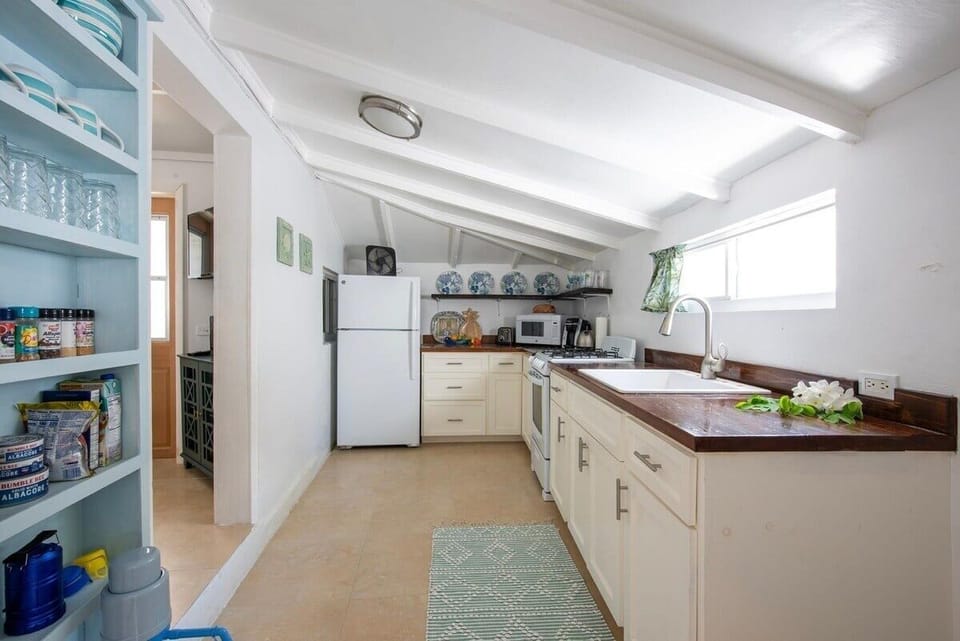 Cottage, 1 Bedroom | Private kitchen | Coffee/tea maker, fridge, oven, toaster