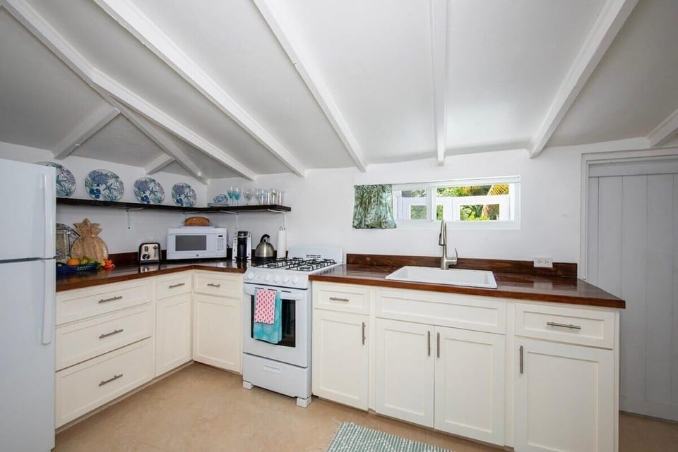 Cottage, 1 Bedroom | Private kitchen | Coffee/tea maker, fridge, oven, toaster