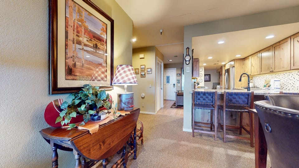 Condo, 2 Bedrooms | Dining