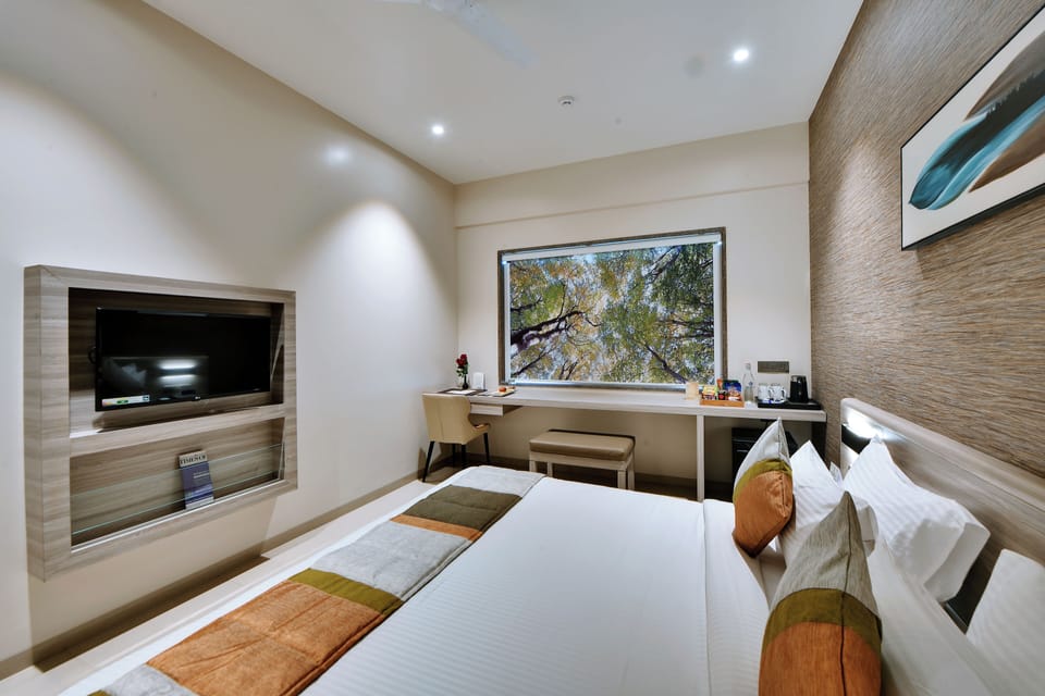 Executive Suite | 1 bedroom, premium bedding, in-room safe, desk