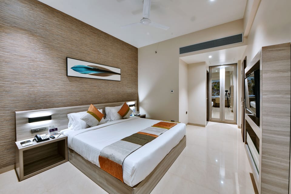 Executive Suite | 1 bedroom, premium bedding, in-room safe, desk