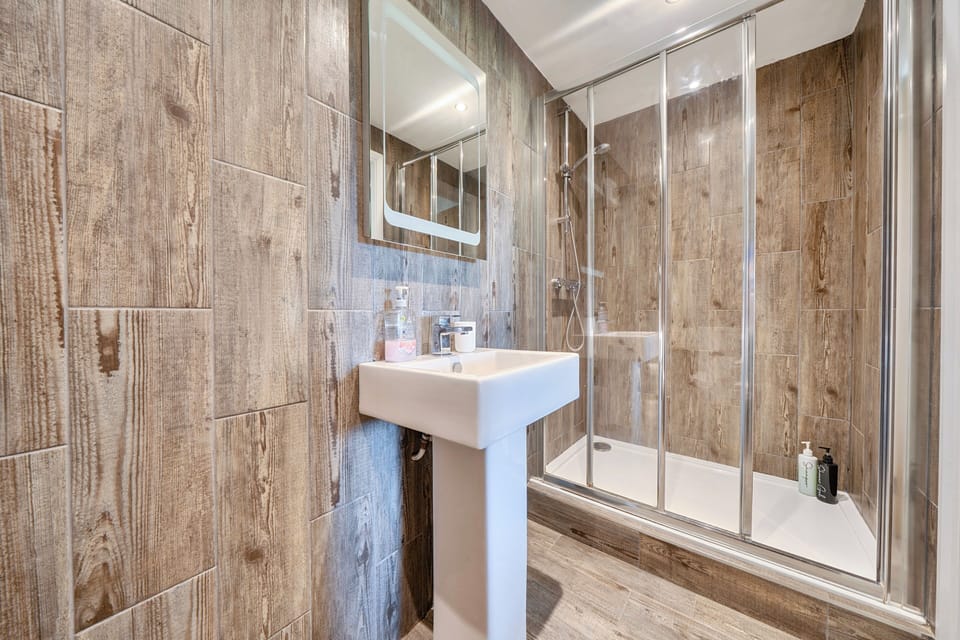 Shower, towels