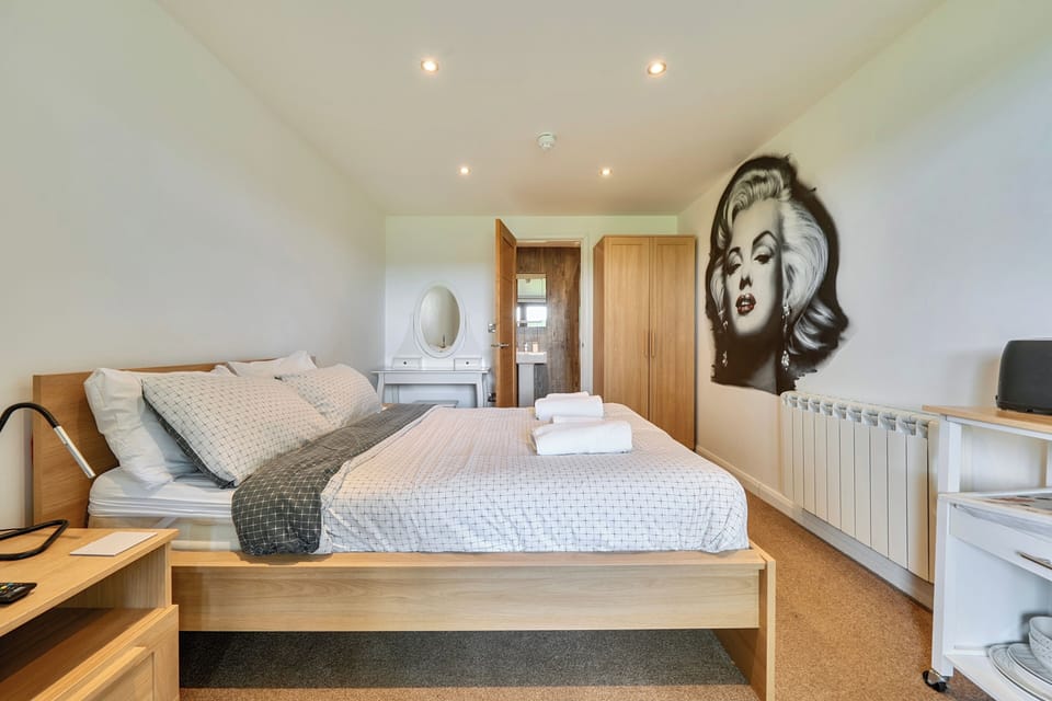 Iron/ironing board, free WiFi, bed sheets