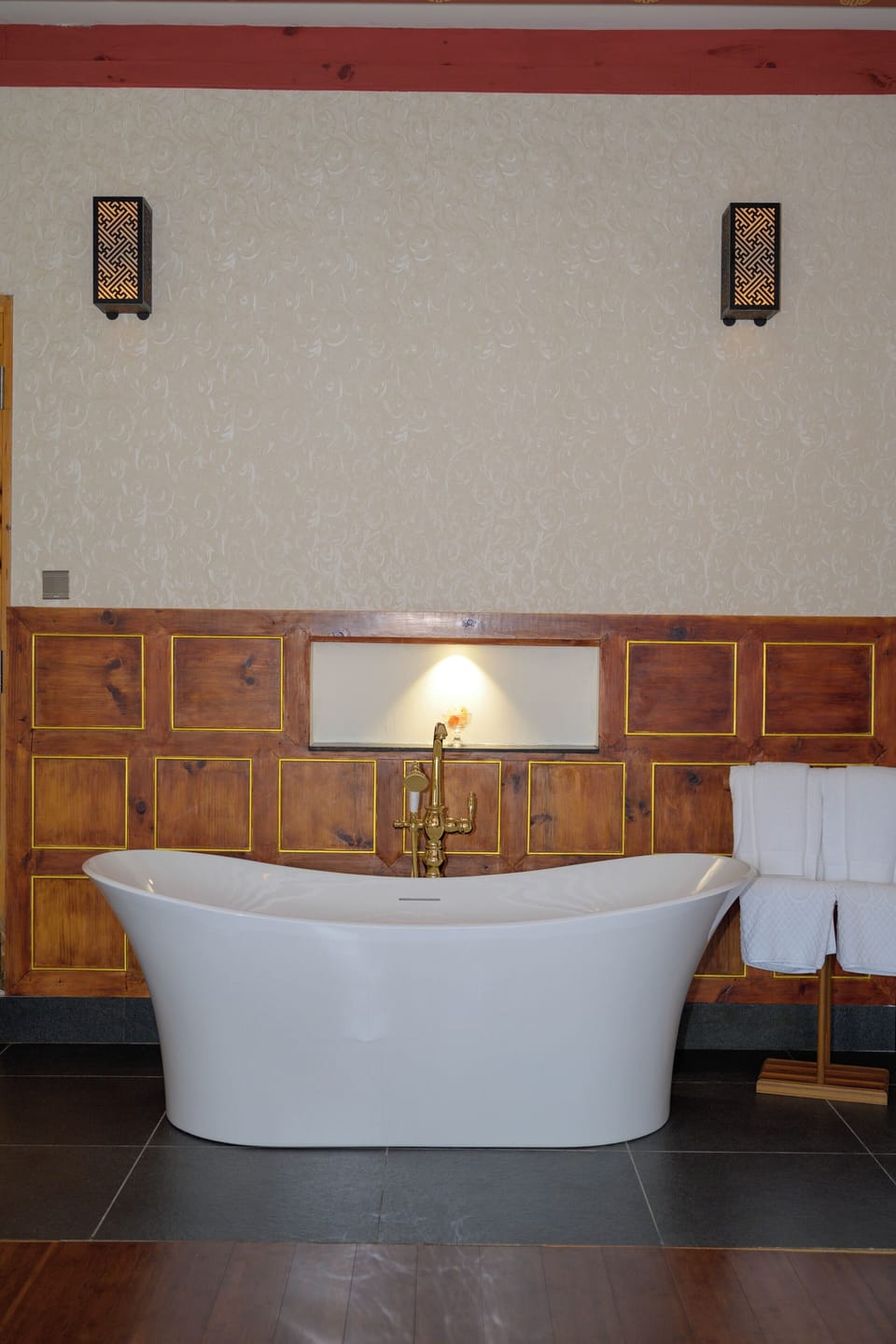 Luxury Cottage | Minibar (some free items), desk, laptop workspace, WiFi (free)