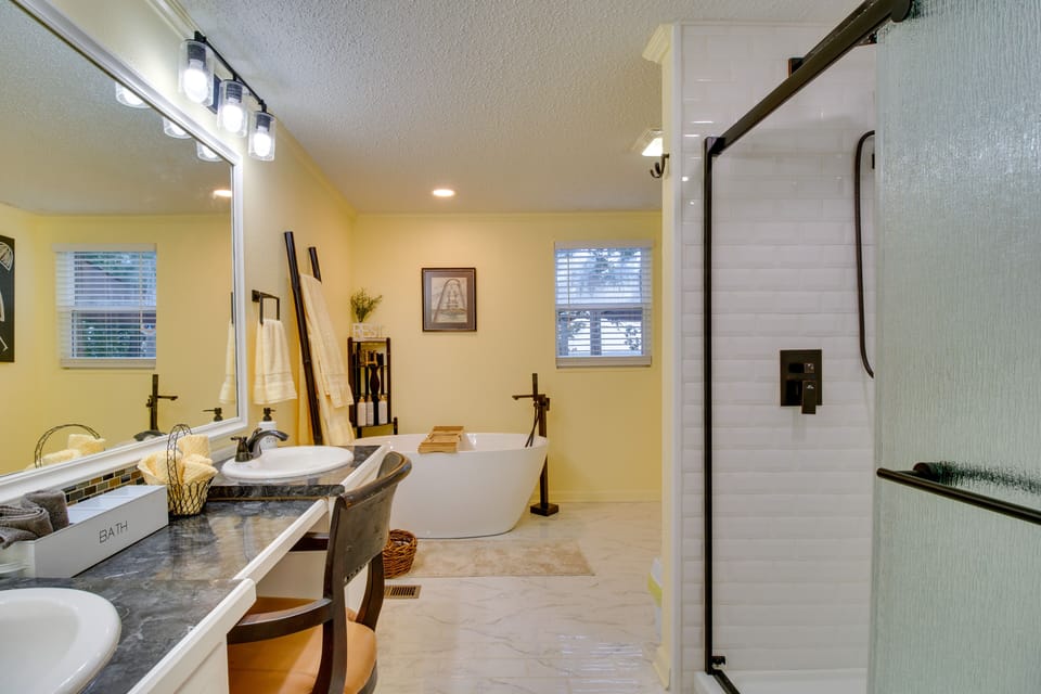 Full Bathroom | Towels Provided | Complimentary Toiletries