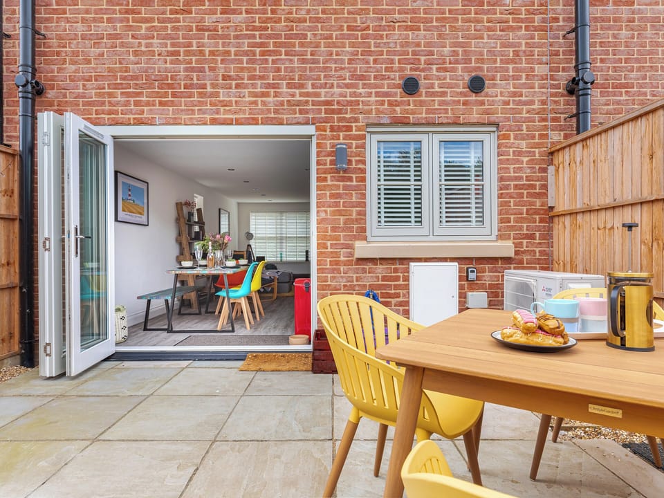 Sitting-out-area | Norfolk Broads Cottage, Stalham Staithe