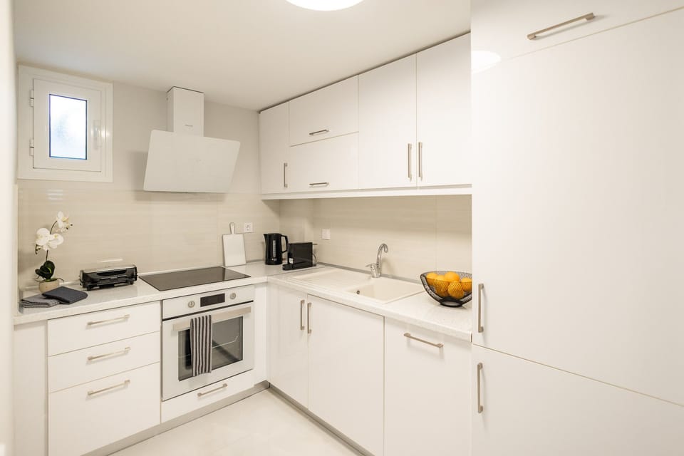 Luxury Apartment | Private kitchen | Full-size fridge, oven, stovetop, electric kettle