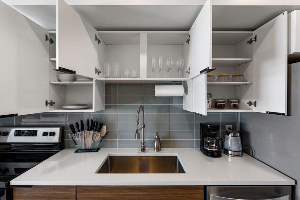 Fully stocked kitchen with all that you need. Pots, pans, bakeware, salt +pepper, and olive oil!!