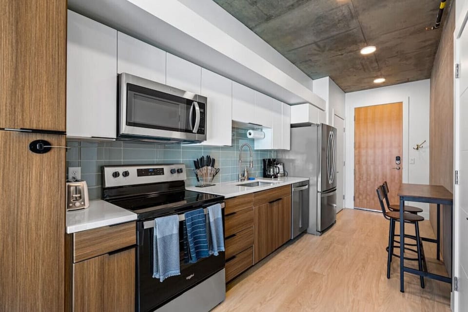Fully stocked kitchen with all that you need. Pots, pans, bakeware, salt +pepper, and olive oil!!