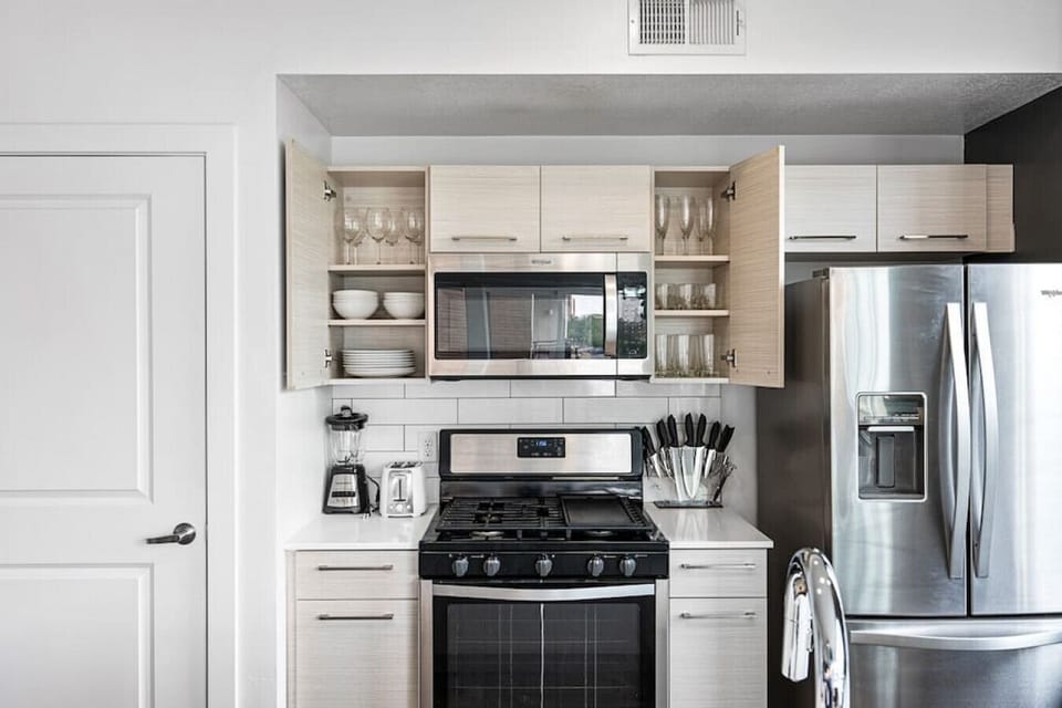 Fully stocked kitchen with all that you need. Pots, pans, bakeware, salt +pepper, and olive oil!!