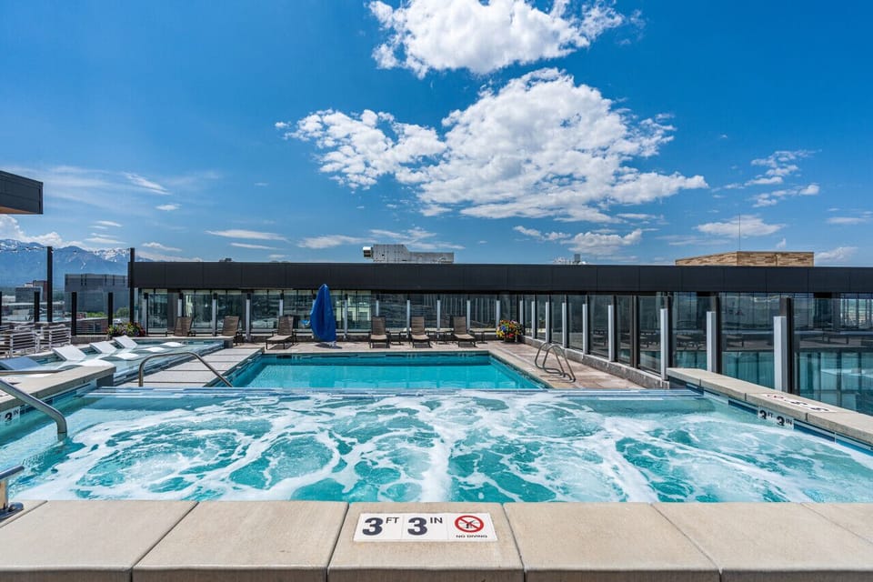Amazing rooftop pool/sunbathing pool/Hot tub/fire pit. 360 degree views of mountains and downtown SLC.