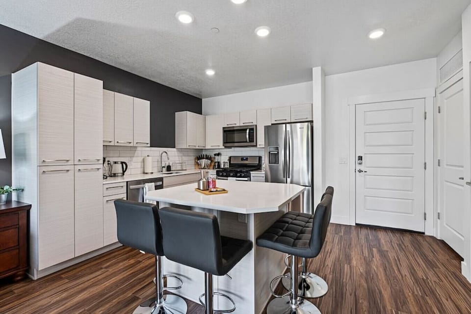 Perfect dining spFully stocked kitchen with all that you need. Pots, pans, bakeware, salt +pepper, and olive oil!!ace with all you need ready to go!