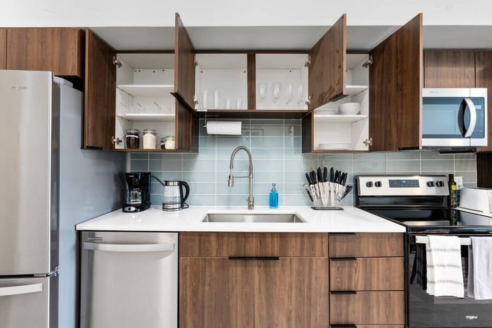 Fully stocked kitchen with all that you need. Pots, pans, bakeware, salt +pepper, and olive oil!!