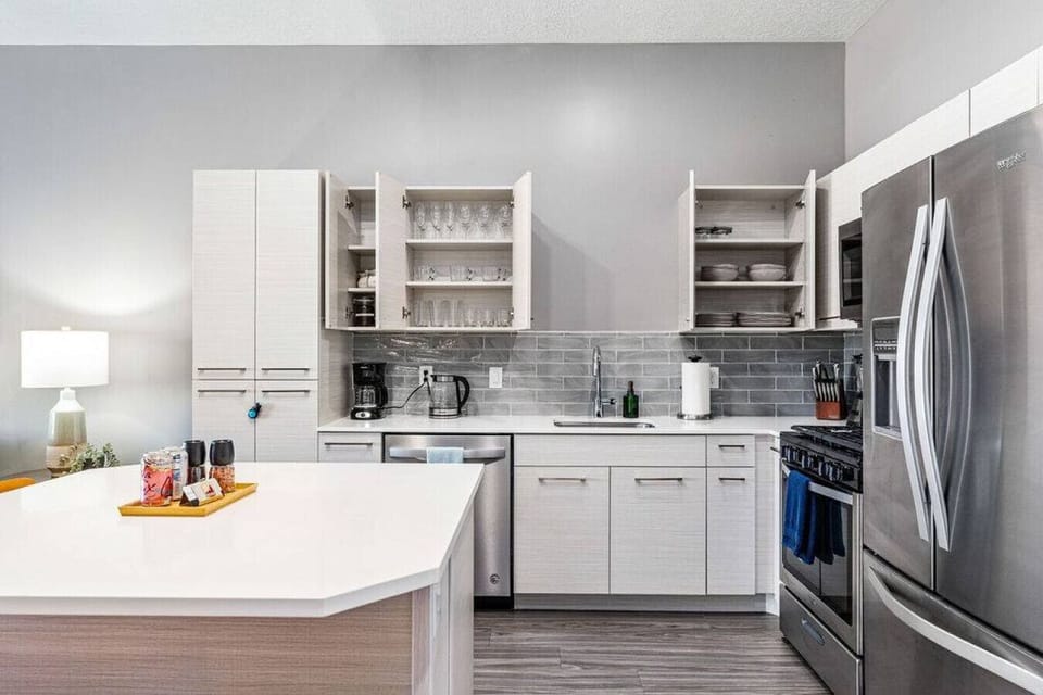Fully stocked kitchen with all that you need. Pots, pans, bakeware, salt +pepper, and olive oil!!