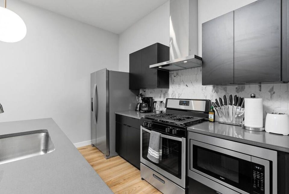 Fully stocked kitchen with all that you need. Pots, pans, bakeware, salt +pepper, and olive oil!!