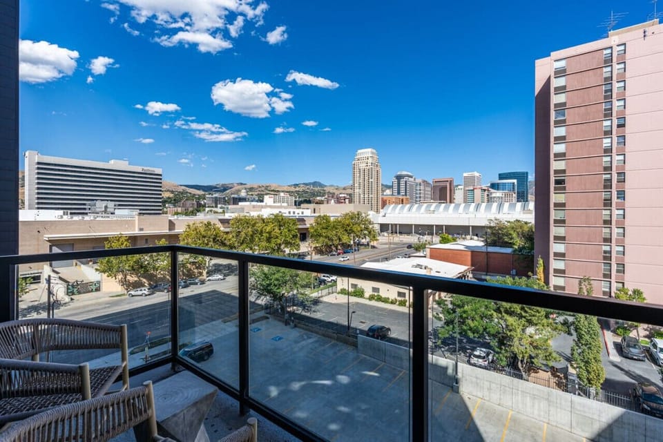 Lovely downtown views of the capital building on your own private patio!