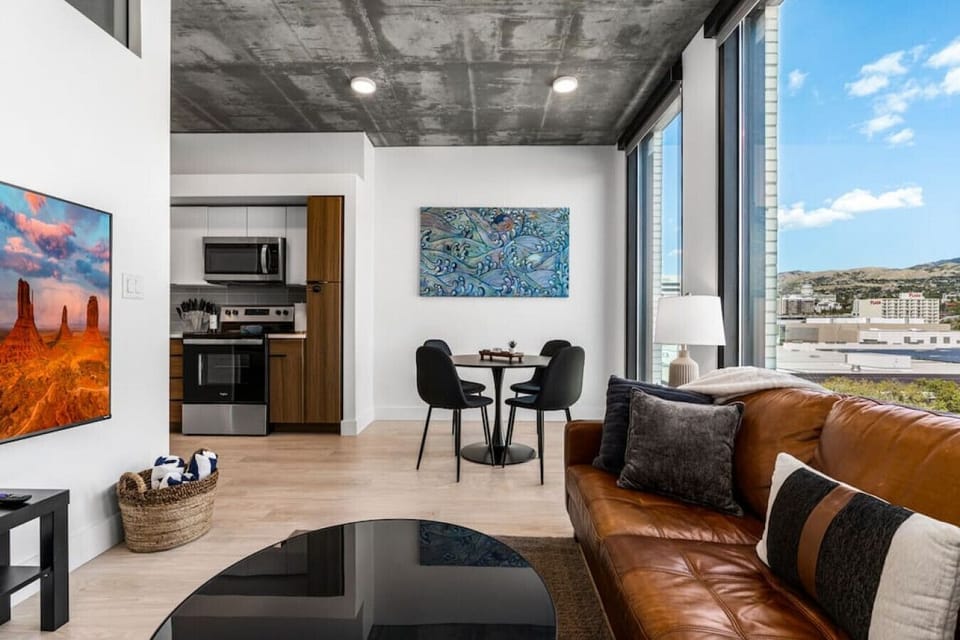 Stunning 9th-floor views of Salt Lake City Downtown. with the beautiful mountains for a backdrop area,