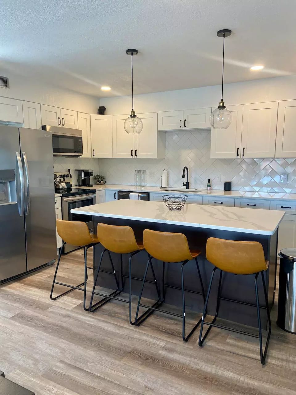 Full kitchen with island!