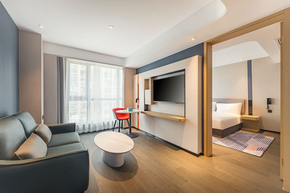 Suite, 1 King Bed | Soundproofing, free WiFi