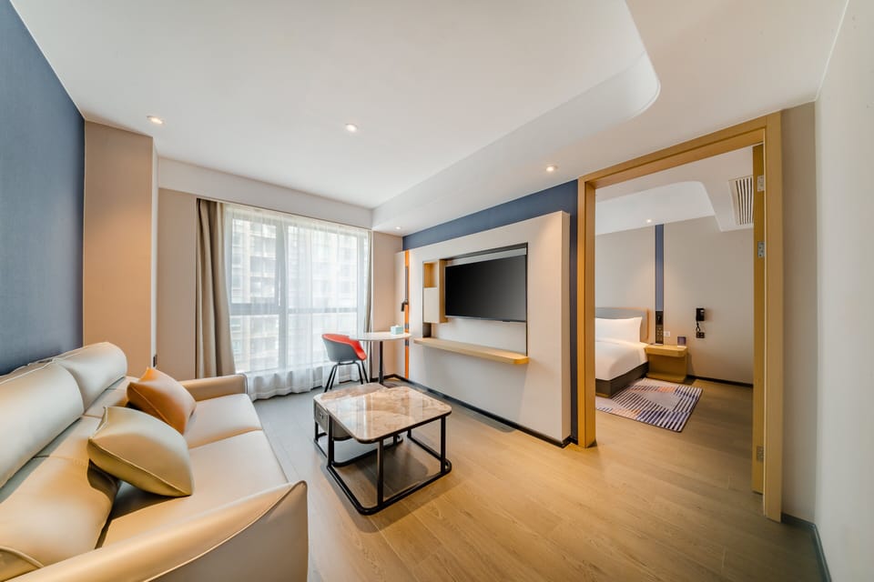 Suite, 1 King Bed | Soundproofing, free WiFi