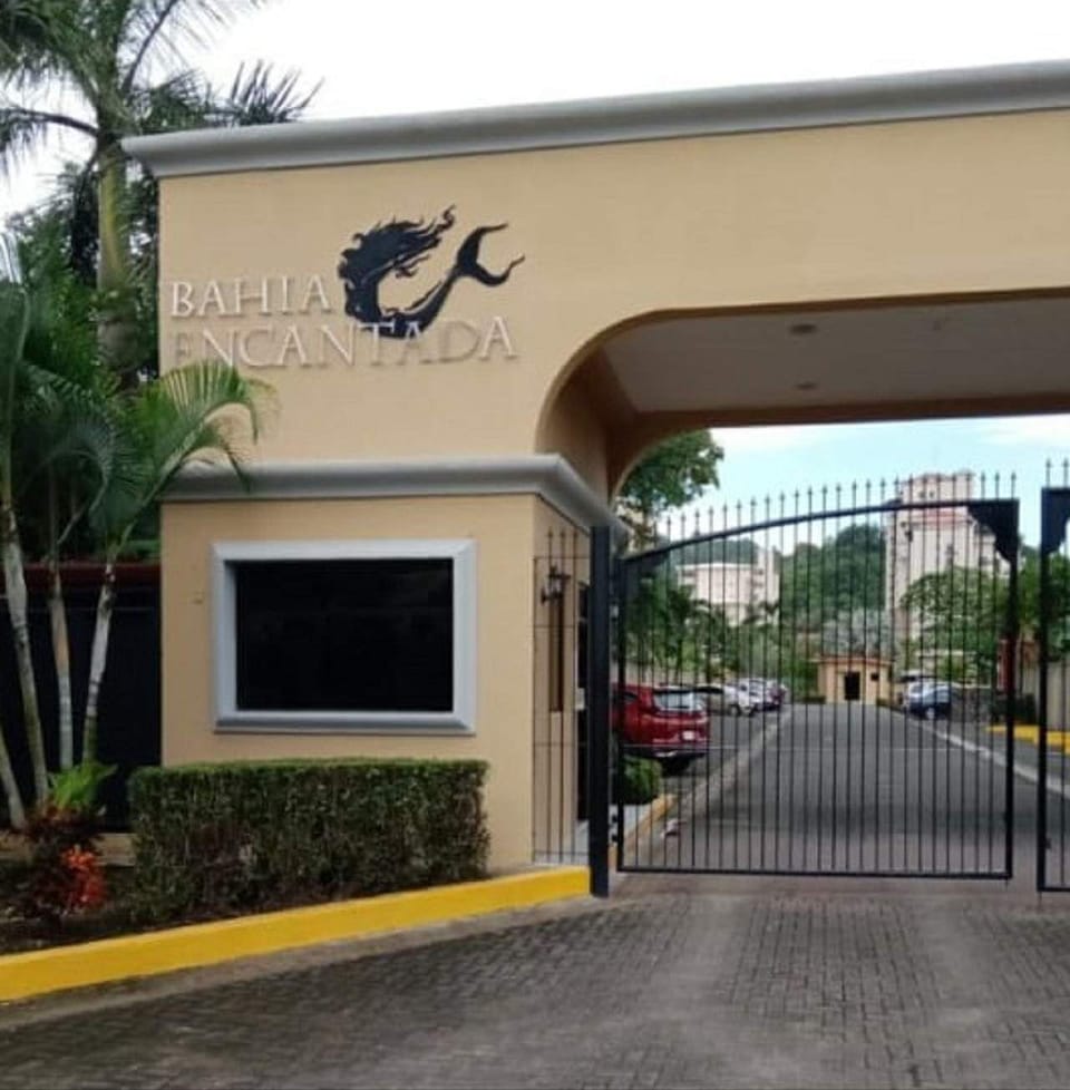 Entrada a los Apartamentos