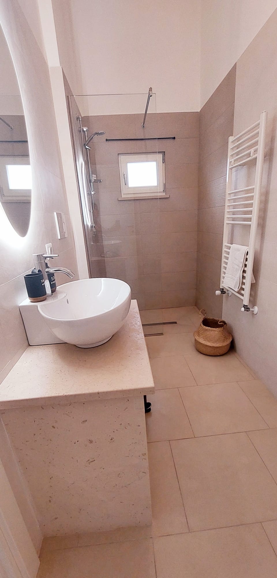 Basic Room | Bathroom | Shower, free toiletries, hair dryer, towels