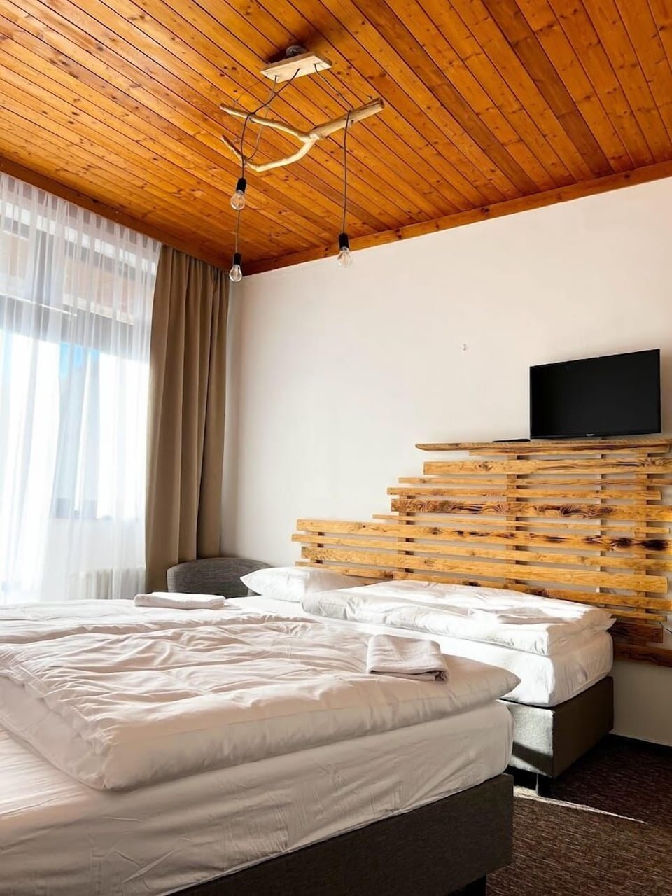 Deluxe Triple Room | Desk, free WiFi, bed sheets