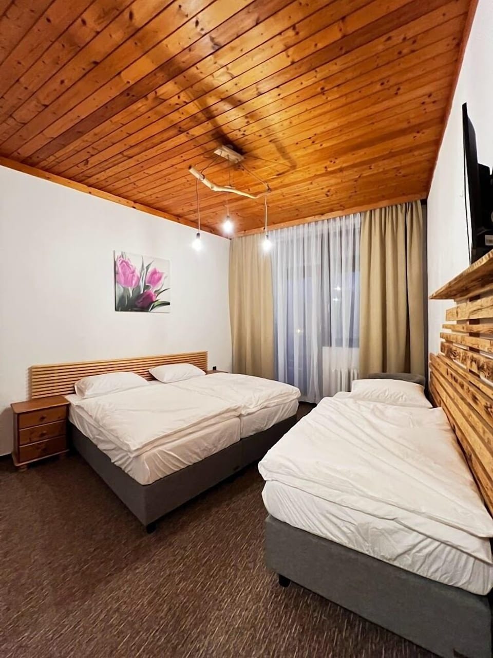 Deluxe Triple Room | Bathroom | Free toiletries, hair dryer