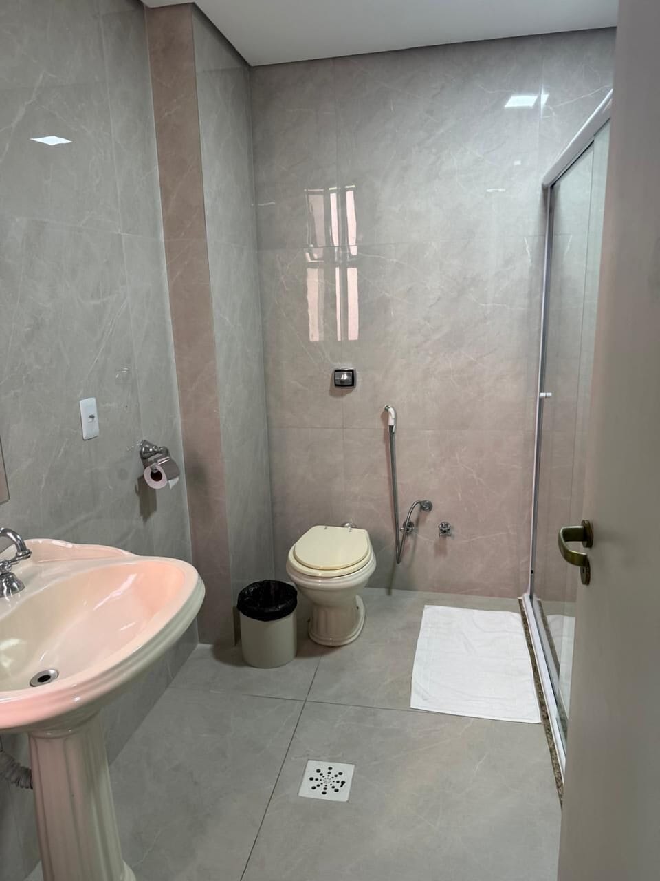 Family Room | Bathroom | Towels, soap, toilet paper