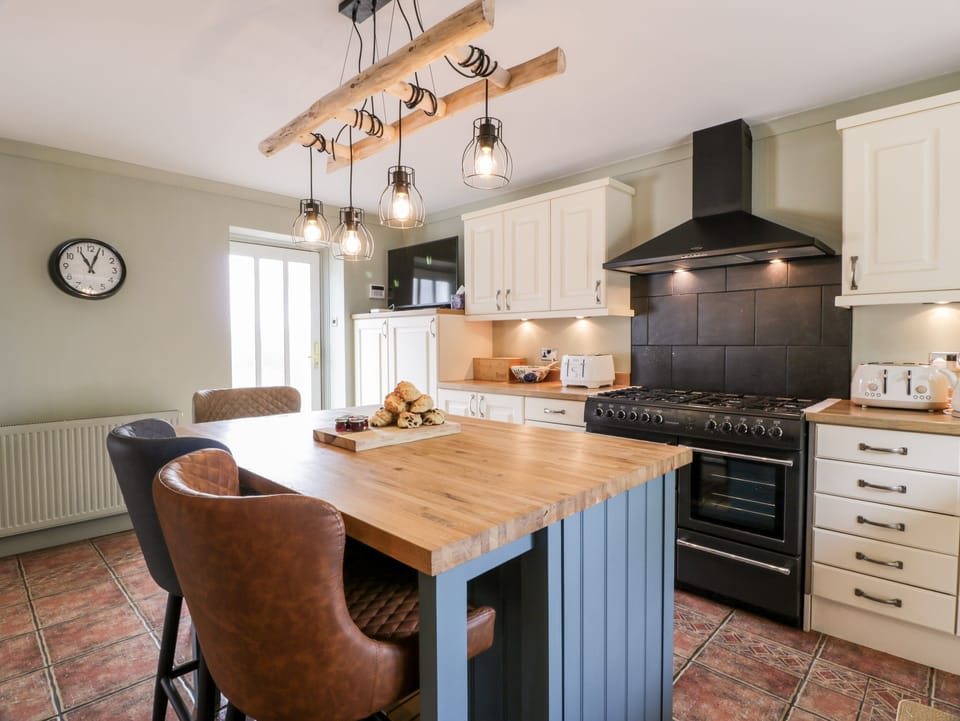 Cottage | Private kitchen | Fridge, microwave, dishwasher, electric kettle