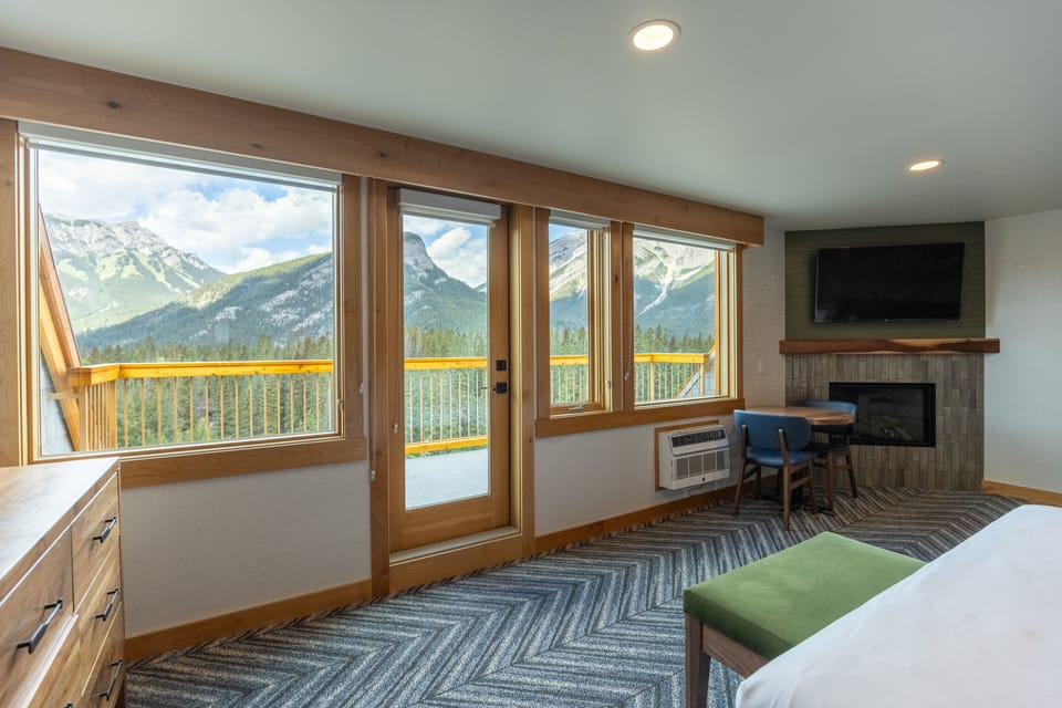 Superior Studio Suite, 1 King Bed, Mountain View | Premium bedding, WiFi (free), bed sheets