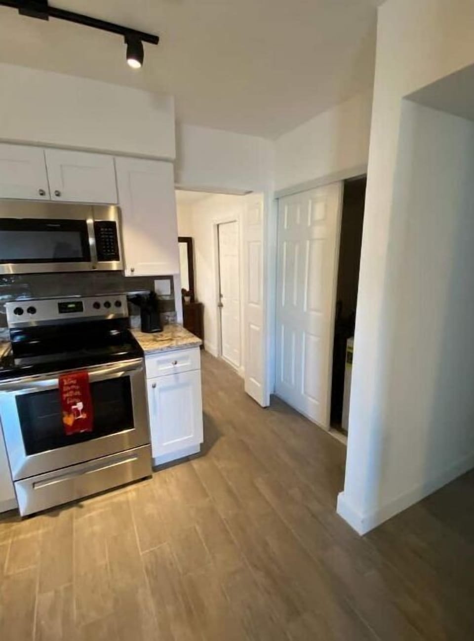 Fully equipped kitchen, in unit stackable washer and dryer