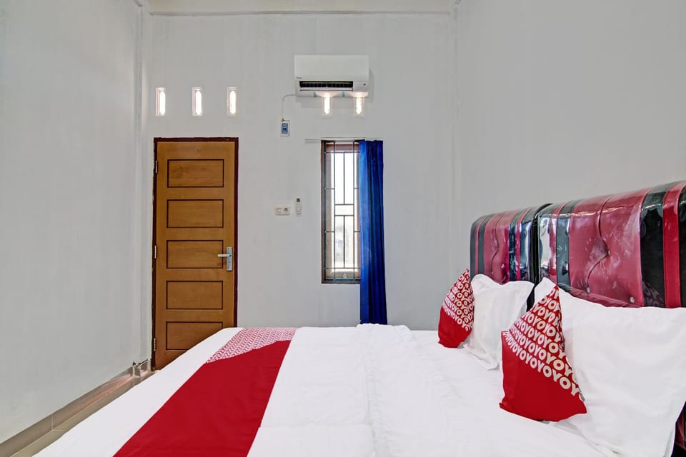 Standard Double Room | Laptop workspace, free WiFi