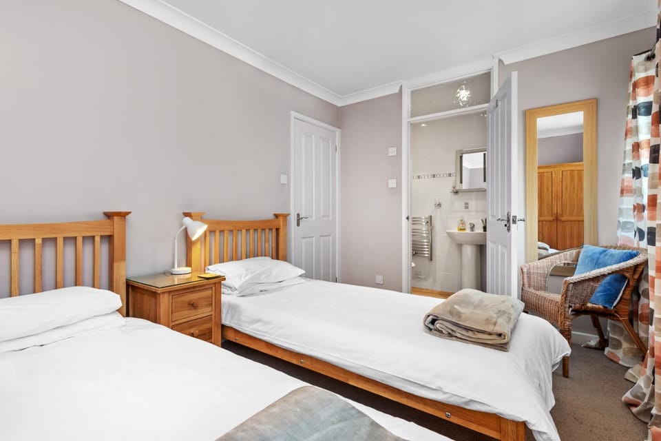 St Helens Apartment 1 - Short Walk to Beach Apartment in Amroth