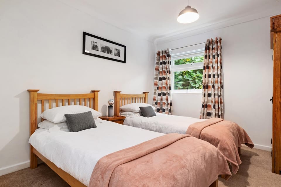 St Helens Apartment 2 - Short Walk to Beach Apartment in Amroth