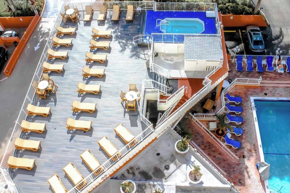 Bird's-eye view of Sundeck and Jacuzzi (Jacuzzi closed)