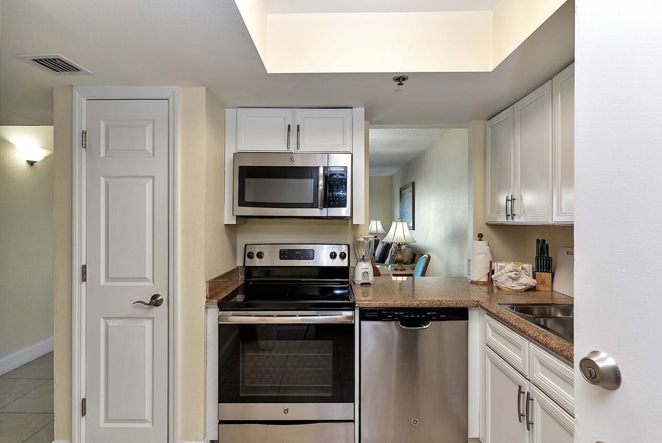 Full Kitchen - Fridge, Microwave, Stove, Oven, Dishwasher-1OF