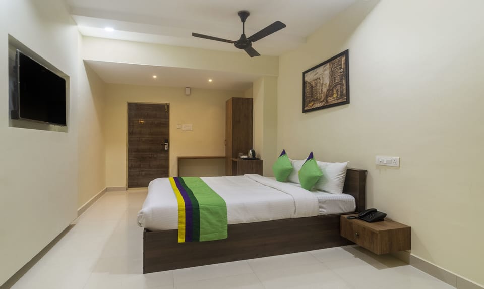 Deluxe Room | In-room safe, desk, bed sheets