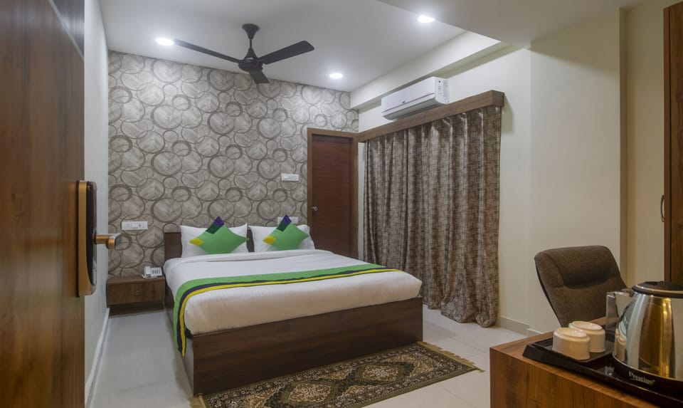 Standard Room | In-room safe, desk, bed sheets