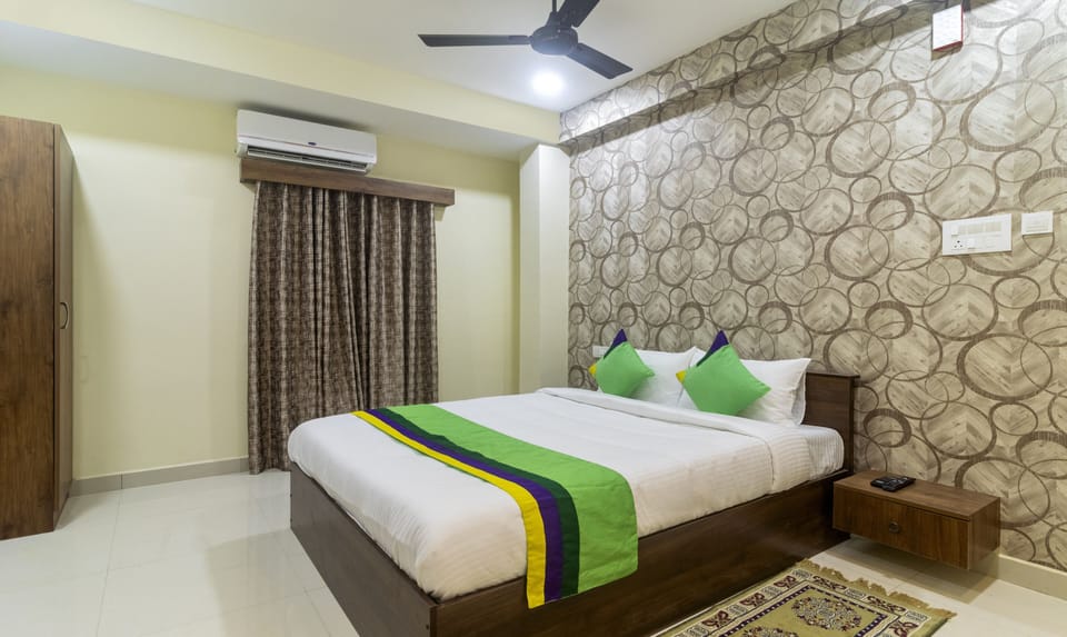 Deluxe Room | In-room safe, desk, bed sheets